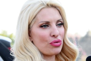 Η Ελένη Μενεγάκη συνεχίζει τις διακοπές στην Ανδρο - Ποζάρει αγουροξυπνημένη, με φόρμα