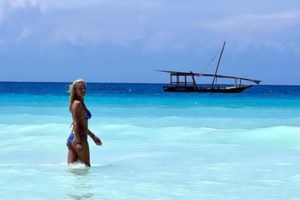 Ζέτα Μακρυπούλια: Μαυρισμένη με denim on denim look - Το Ralph Lauren πουκάμισο και σούπερ μίνι κρουαζέ φούστα - εικόνα 4