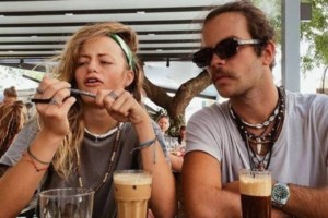 Μιμή Ντενίση: Με μαγιό ξαπλωμένη στο γρασίδι παρέα με το σκύλο της [εικόνα]