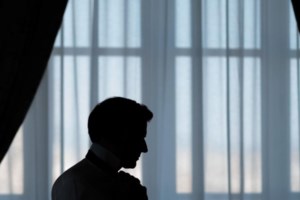 Γαλλία: Όχι της Εθνοσυνέλευσης στην πρόταση μομφής κατά του Μακρόν - "Χαμένος κοινοβουλευτικός χρόνος"