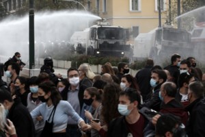Επέτειος Πολυτεχνείου: Πάνω από 100 προσαγωγές στην Αθήνα - Δύο αστυνομικοί τραυματίες - Συναγερμός στην ΕΛΑΣ για τη συγκέντρωση αναρχικών - εικόνα 6