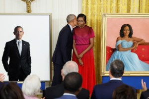 Στα ράφια των βιβλιοπωλείων το νέο βιβλίο της Μισέλ Ομπάμα  -"Το φως μέσα μας"