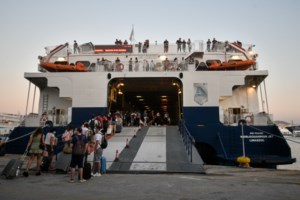 Σάλος σε εμβολιαστικό κέντρο στη Λαμία: Η γιατρός έλεγε στον κόσμο να μην εμβολιαστεί - εικόνα 2