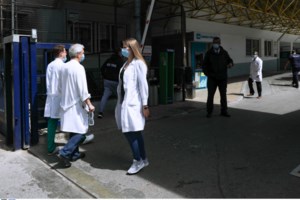 Θεσσαλονίκη: Συγκέντρωση διαμαρτυρίας και αποδοκιμασίες για την επίσκεψη Μητσοτάκη στο "Παπανικολάου" - εικόνα 4