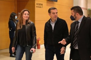 Η Μπέττυ Μπαζιάνα πήγε μαζί με τους γιους της στην παράσταση "Η Απολογία της Μαρί Κιουρί"