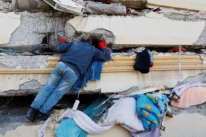 Λέκκας από την Τουρκία: Η απόγνωση ξεχειλίζει - Προσπαθούν ακόμη και μόνοι τους, με τα χέρια να βρουν στα συντρίμμια ανθρώπους - εικόνα 2