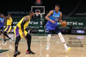 Απίστευτος Γιάννης Αντετοκούνμπο διέλυσε τους Χοκς με σχεδόν triple double [βίντεο]