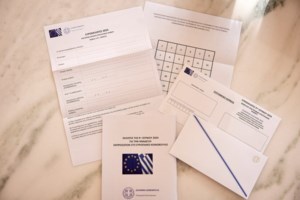 Γιατί άναψε φωτιές ο αιφνιδιασμός Κεραμέως με την τροπολογία για επιστολική ψήφο και στις εθνικές εκλογές