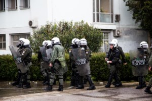 Το ελληνικό παράλογο: Επεισόδια στο ΑΠΘ επειδή... χτίζεται βιβλιοθήκη- Μάχη με τα ΜΑΤ