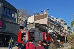 Παγκράτι: Φωτιά πήραν δύο ΙΧ - Διακοπή κυκλοφορίας στη Σπύρου Μερκούρη [βίντεο]