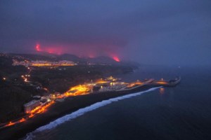 Λα Πάλμα: Το αεροδρόμιο τέθηκε εκτός λειτουργίας λόγω στάχτης από την έκρηξη του ηφαιστείου - εικόνα 2