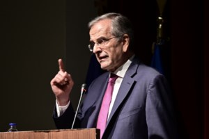 Δένδιας και Γεωργιάδης πλάι πλάι στην εκδήλωση για το βιβλίο του Στυλιανίδη - Κουβέντα και γέλια μετά τις αιχμές - εικόνα 4