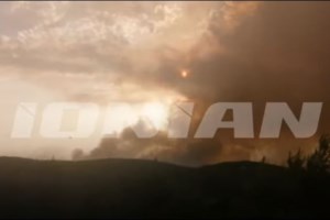 Μαίνεται η μεγάλη φωτιά στη Ζάκυνθο - Οι φλόγες έχουν φτάσει πάνω από το Ναυάγιο [βίντεο]