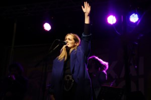 Ο Μιτσικώστας μεταμορφώνεται σε Ζέτα Μακρυπούλια για να πει η... Πρωτοψάλτη τη λέξη "χοντρή"