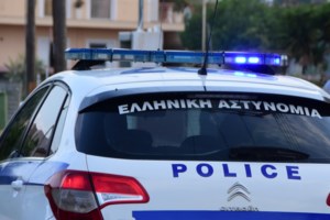 Κλεμμένο σκάφος από τη μαρίνα της Βουλιαγμένης βρέθηκε στα Άνω Λιόσια μαζί με μίνι οπλοστάσιο [εικόνες] - εικόνα 4