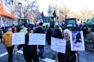Παραμένουν στα μπλόκα οι αγρότες: Αποκλεισμοί σε τρία τελωνεία - Νέες συσκέψεις την Πέμπτη για αποφάσεις