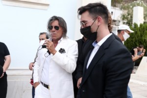 Κηδεία Τόλη Βοσκόπουλου: Ηταν όλοι εκεί - Ο συγκλονιστικός αποχαιρετισμός με τραγούδια και χειροκροτήματα στον "πρίγκιπα" - εικόνα 4