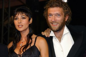 Μόνικα Μπελούτσι: Πανέμορφη στη Ρώμη με total black μεσάτο jumpsuit - εικόνα 8