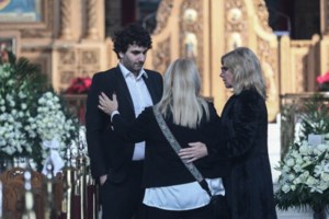 Κηδεία Κώστα Χαρδαβέλλα: Το αγαπημένο του αντικείμενο που κρατούσε διαρκώς η σύζυγός του στο τελευταίο αντίο