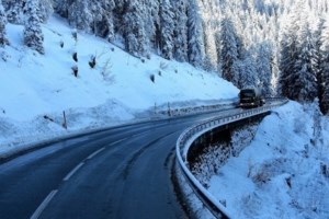 Επιχείρηση απεγκλωβισμού επιβατών πούλμαν στη Νάουσα: Μεταφέρθηκαν περίπου 100 άτομα - Κοντά στο χιονοδρομικό κέντρο 3-5 Πηγάδια - εικόνα 3