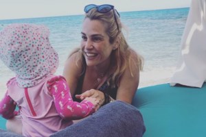 Τζένη Μπότση: Ποζάρει μαζί με την κόρη της δίπλα στο χριστουγεννιάτικο δέντρο - εικόνα 5