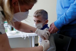 Μήνυμα αισιοδοξίας: Εμβολιάστηκε η κυρά Ρηνιώ, η μοναδική κάτοικος της Κινάρου [Βίντεο]