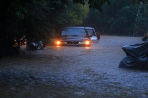 Η κακοκαιρία Daniel στην Εύβοια: Πλημμύρισαν σπίτια, έπεσε γέφυρα στο Πήλι - "Βοήθεια αδέρφια, πνιγόμαστε" - εικόνα 2