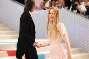 Αλαβάστρινη η Νικόλ Κίντμαν: Η θεαματική εμφάνιση με φόρεμα με τεράστιο άνοιγμα στους κοιλιακούς της - εικόνα 5