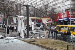 Ντόνετσκ: Ατρόμητη μανάβισσα άνοιξε κανονικά το παντοπωλείο της εν μέσω βομβαρδισμών [εικόνες - βίντεο]