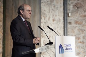 Κωστής Χατζηδάκης: Η γνωριμία με τη σύζυγό του και η "αστεία" πρόταση γάμου - Ποια ήταν η πρώτη λέξη που έγραψε ο γιος του