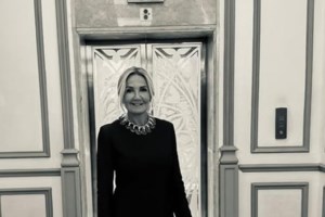 Δέσποινα Βανδή: Με αστραφτερές μπότες - κολάν με παγιέτες στο Περιστέρι - To glam look της σε εορταστικό event - εικόνα 6