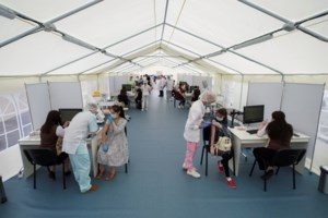 Γαλλία: Σχεδόν ένα εκατ. ραντεβού μετά το διάγγελμα Μακρόν για περιορισμούς και υποχρεωτικό εμβολιασμό - εικόνα 2