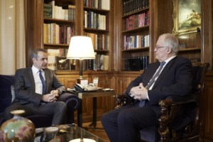 Στο Μαξίμου οι βουλευτές της ΝΔ - Το εορταστικό κάλεσμα Μητσοτάκη για... χαλαρή κουβέντα [εικόνες] - εικόνα 5