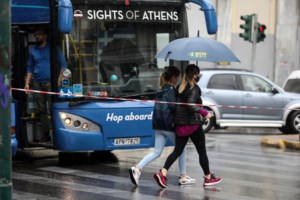 Αίσιο τέλος στα Καμένα Βούρλα: Βρέθηκε το ζευγάρι των Άγγλων τουριστών - Είχαν εγκλωβιστεί σε βράχους - εικόνα 2