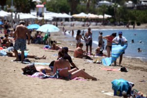 Ανεβαίνει η θερμοκρασία ανήμερα του Αγίου Πνεύματος - Καιρός για... παραλία σε όλη τη χώρα