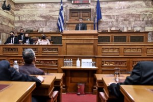 Πρόταση δυσπιστίας: Σε προεκλογικούς τόνους η συζήτηση στη Βουλή - Σύγκρουση Μητσοτάκη-Τσίπρα για τη μάχη του κέντρου