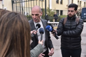 Επεισόδια στα Εξάρχεια: Επιθέσεις με μολότοφ σε αστυνομικούς και φωτιές σε κάδους