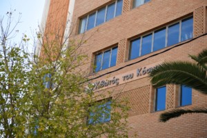 Σοκ: Εγκατέλειψαν ανήλικο αγοράκι στα σκαλιά θεάτρου στην Πάτρα - Κοιμόταν στα σκαλιά, το έντυσαν με ζεστά ρούχα - εικόνα 2