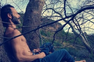 Viral πάλι ο Θανάσης Ευθυμιάδης: Σκαλίζει για πατάτες και στέλνει... κοινωνικό μήνυμα