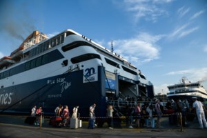 Μεγάλες ουρές, αυξημένη η κίνηση στο λιμάνι του Πειραιά: Πώς ταξιδεύουμε με πλοίο