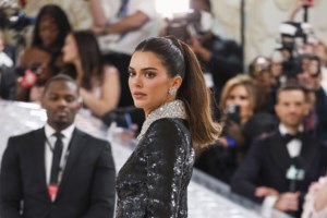 Κένταλ Τζένερ: Χαμός στα social media για τη φωτογραφία της με αληθινή γούνα - "Πόσα αθώα ζώα πέθαναν;"