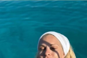 Ελένη Μενεγάκη: Ζει το καλοκαιρινό της όνειρο  στην Άνδρο - Χαλαρή και ανέμελη με μπικίνι - εικόνα 3