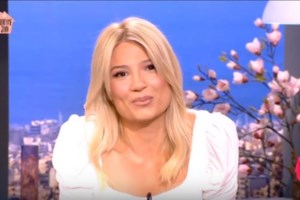 "Full in love" η Σκορδά - Οι βόλτες με τον σύντροφό της στη Γλυφάδα [εικόνες]