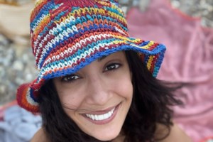 Ευγενία Σαμαρά: Ποζάρει με το λευκό μπικίνι της σε διάσημη παραλία της Ικαρίας - Ο μύθος της "Γριάς Κακοπεράτου" - εικόνα 2