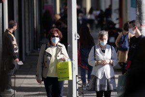 Κορονοϊός: "Μαύρος" Οκτώβριος με 170 θανάτους στις ηλικίες άνω των 65 - Επικίνδυνη ομάδα οι νέοι - εικόνα 2