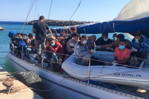 Μάνη: Σκάφος με 92 πρόσφυγες και μετανάστες - Ανάμεσά τους 54 παιδιά - εικόνα 2