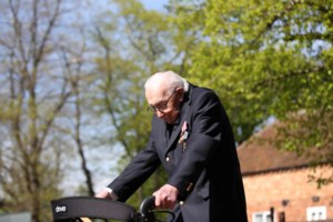 Ουίλιαμ και Κέιτ: Η έκπληξη που έκαναν στον 99χρονο Τομ Μουρ