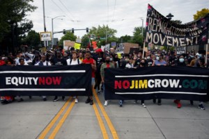 ΗΠΑ: Ένας νεκρός και ένας τραυματίας από σφαίρες κατά τη διάρκεια αντιρατσιστικής διαδήλωσης στην πόλη Λούιβιλ