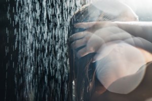 "No shampoo nation"-Η νέα τάση στο TikTok προβληματίζει: "Μη λούζεστε με σαμπουάν και κοντίσιονερ"- Τι λένε οι ειδικοί