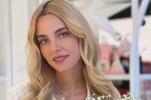 Δούκισσα Νομικού: Στην παραλία με κομψό beach look - Το μαύρο ολόσωμο μαγιό και το ψάθινο καπέλο με τη μαύρη κορδέλα - εικόνα 6